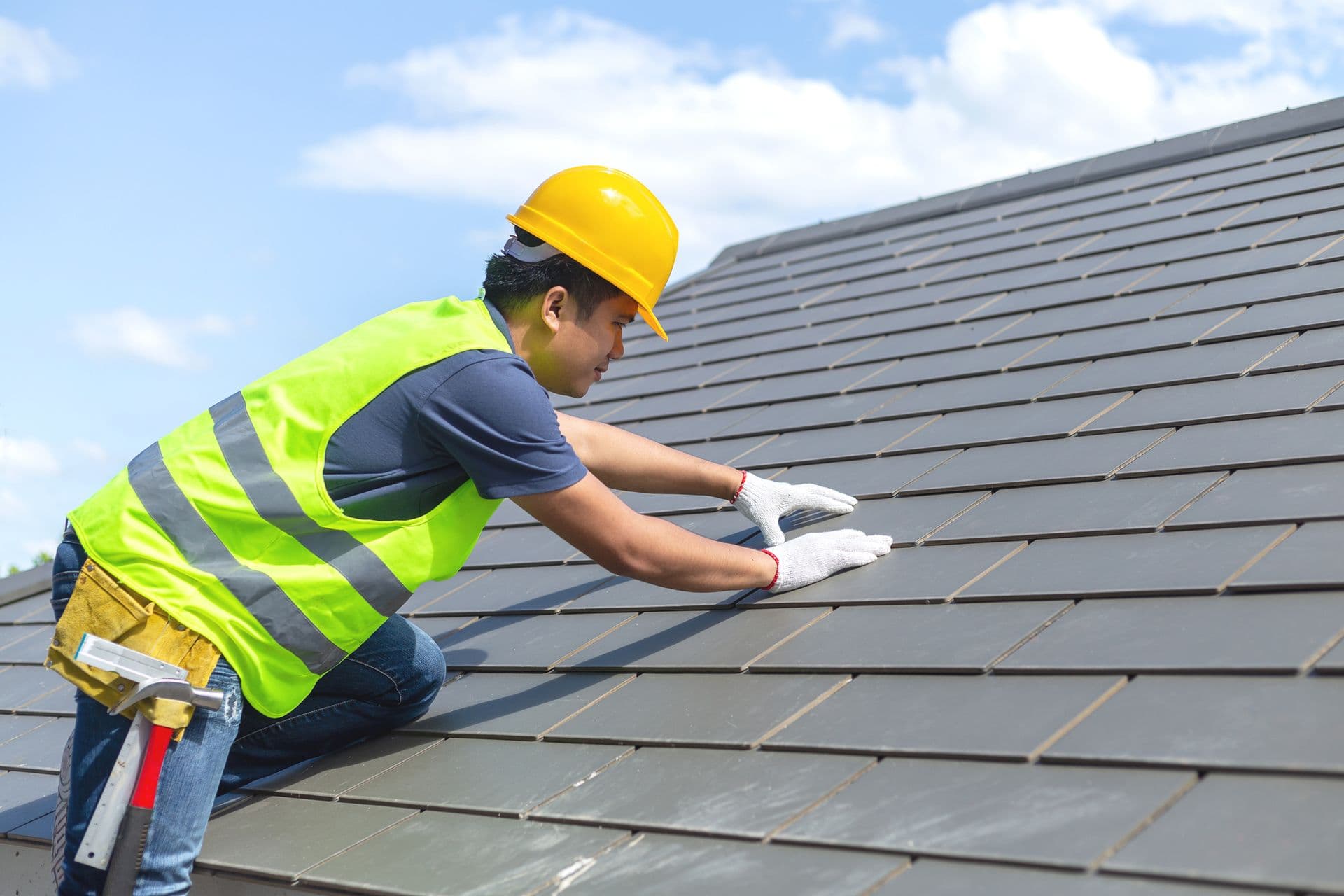 Builder-Working-On-Roof-Of-New.jpg